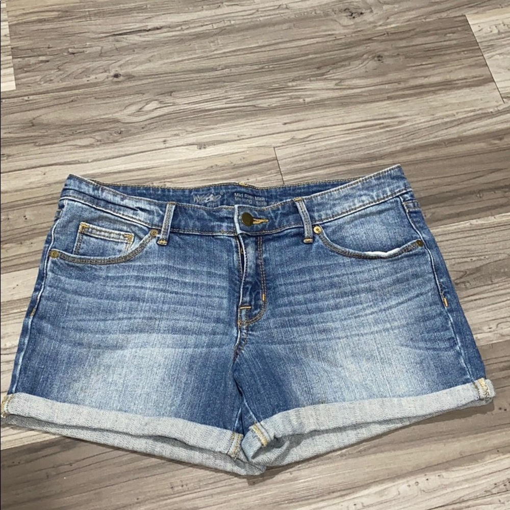 EUC Mossimo shorts. Mid rise, Size 8/29